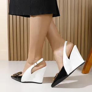 Vue latérale d'élégantes chaussures compensées à bride arrière bicolores avec boucle