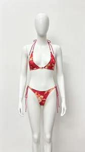 Ensemble bikini rouge à imprimé floral tropical avec perles sur un mannequin blanc