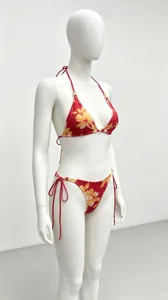 Vue détaillée d'un ensemble bikini rouge à fleurs tropicales avec perles sur le cou