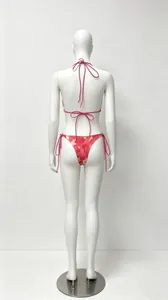 Vue arrière d'un bikini à imprimé tropical rose avec liens latéraux sur mannequin