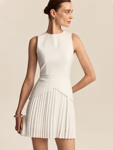 Robe plissée sans manches blanche élégante pour femme avec coupe ajustée et mini-longueur.