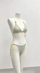 Vue détaillée d'un ensemble bikini à rayures vertes avec perles florales oranges