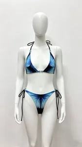Ensemble bikini bleu à imprimé papillon avec licou et lien sur le côté sur mannequin