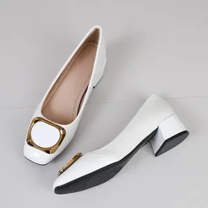 Elegante witte pumps met blokhak, textuur en een stijlvol gouden gesp-accent detail