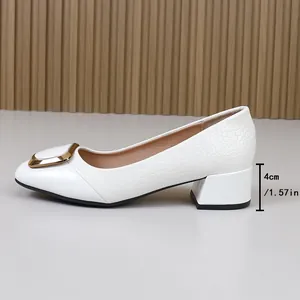 Gedetailleerde weergave van witte pumps met blokhak met opgave van hakhoogte van 4 cm