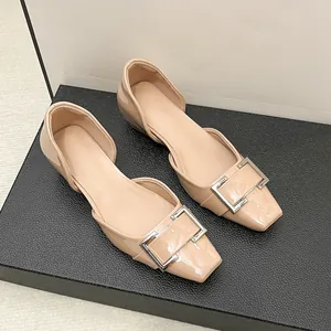 Vue détaillée de ballerines en cuir verni nude avec une boucle carrée en métal