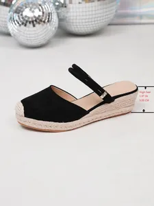 Detailweergave van zwarte espadrille sandalen met sleehak en hakhoogte van 5 cm