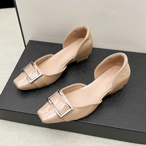 Chaussures plates en cuir verni nude avec une élégante boucle carrée argentée et une finition douce