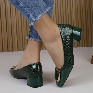 Elegante donkergroene pumps met krokodillenpatroon, lage blokhak en gouden gesp