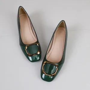 Bovenaanzicht van donkergroene platte schoenen met gouden gesp en krokodillenpatroon