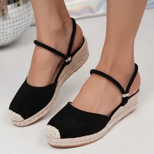 Elegante zwarte suède espadrilles met sleehak, enkelbandje en zool van jute touw