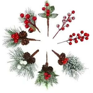 Set aus künstlichen Weihnachts-Kiefern- und roten Beeren-Picks mit Schnee