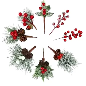 Künstliche Weihnachtsstecker-Set mit roten Beeren und gefrosteten Kiefernnadeln Deko