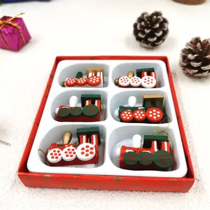 Set de 6 adornos de tren de Navidad de madera en una caja de regalo roja