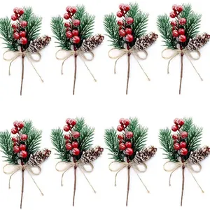 Set di 8 rami di bacche rosse natalizie artificiali con aghi di pino e pigna decorativa.