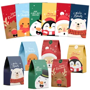 Vue détaillée de six sacs-cadeaux de Noël en papier kraft aux motifs très festifs