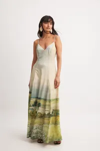 Vue d'ensemble d'une robe longue à bretelles avec imprimé paysage artistique.