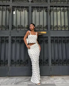 Elegante witte tweedelige set met crop top en maxi-rok met een textuur van bloembladen