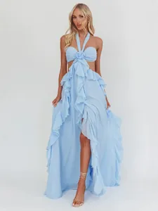 Robe longue élégante en mousseline bleu clair à volants avec détail de rose pour l'été