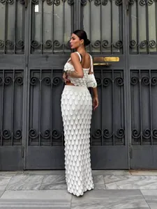 Stijlvolle witte gebreide tweedelige set met crop top met bladmotief en een maxi-rok.