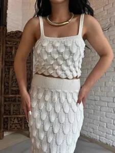 Elegante witte tweedelige gebreide set met crop top en rok met een getextureerd 3D-schubpatroon