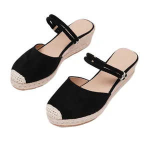 Zwarte dames espadrilles met sleehak, gevlochten jute zool en een gesloten neusontwerp.