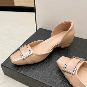 Vue détaillée des chaussures D'Orsay en cuir verni beige avec boucle carrée argentée