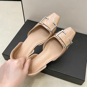 Élégantes ballerines en cuir verni beige avec boucle carrée et design ajouré français