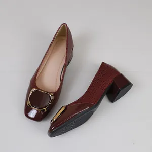 Elegante bordeauxrode pumps met blokhak, krokodillenprint en gespdetail.