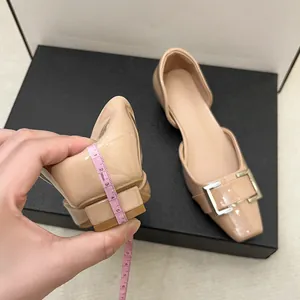 Mesure détaillée de la hauteur du talon des chaussures en cuir verni beige à boucle