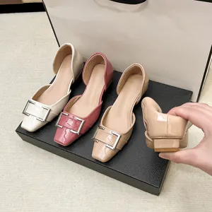 Vue détaillée de chaussures plates en cuir verni à boucle carrée en plusieurs couleurs