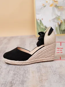 Detalle del tacón de 8,0 cm en las sandalias de cuña tipo alpargata negras para mujer