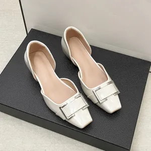 Détail de ballerines D'Orsay avec boucle carrée métallique et superbe finition crème