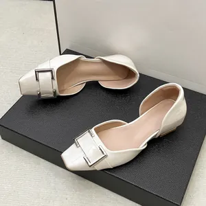 Vue détaillée d'élégantes ballerines d'Orsay blanc cassé avec boucle carrée en métal