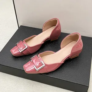 Élégantes ballerines d'Orsay en cuir verni rose avec boucle carrée argentée pour femme