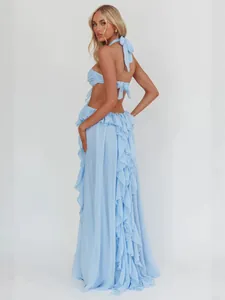 Robe longue élégante en mousseline bleu clair dos nu à volants et col licou chic