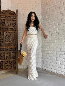 Elegant wit gehaakt tweedelig setje met bandeau-top en lange rok met schubpatroon voor vakantie
