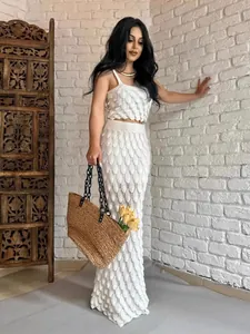 Elegant wit gebreid tweedelig setje met crop top en lange rok voor een zomerse vakantie