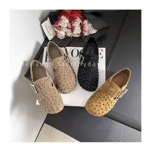 Mules plates cloutées en plusieurs couleurs avec boucle réglable et détails rivets