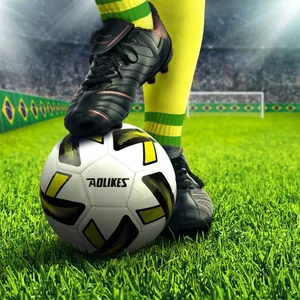 Pallone da calcio da allenamento taglia 3 su campo in erba