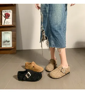 Vue détaillée de sabots cloutés en daim pour femmes avec boucle métallique réglable