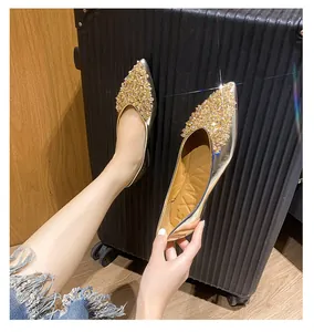 Detailansicht von flachen Metallic-Gold-Schuhen mit schimmernden Champagner-Pailletten