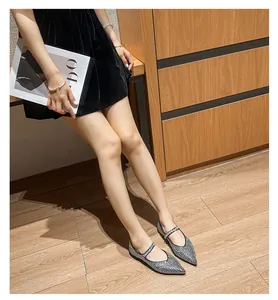Modische Lifestyle-Aufnahme von silbernen Strass-Mary-Jane-Flachschuhen mit Spitze