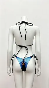 Détail de la vue arrière d'un ensemble bikini licou à imprimé tropical bleu dégradé