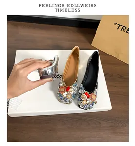 Detailansicht flexibler silberner Strass-Ballerinas mit weicher Sohle und Schmuck.