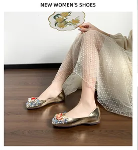 Elegante metallisch goldene flache Schuhe mit hochwertigem Strass Kristallbesatz auf Zehen.