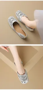 Eleganti scarpe basse argentate con strass scintillanti e design alla moda con punta quadrata