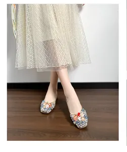 Elegante flache Damenschuhe im französischen Stil mit funkelnden Strasssteinen