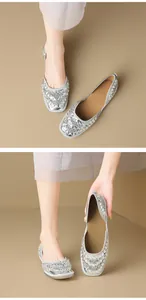 Vista dettagliata di ballerine argentate con strass ed eleganti lati aperti donna.