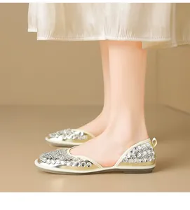 Vista dettagliata di eleganti ballerine dorate con decorazioni in strass brillanti